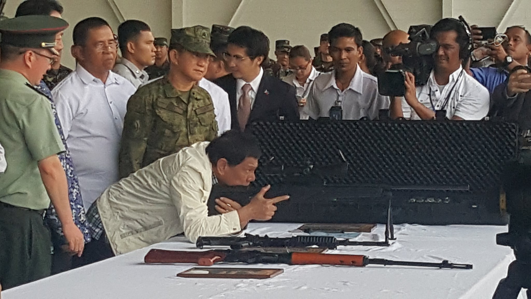 Ông Duterte kiểm tra lô súng mà Trung Quốc giao cho Phillippines hồi tháng 6/2017. Ảnh: Twitter
