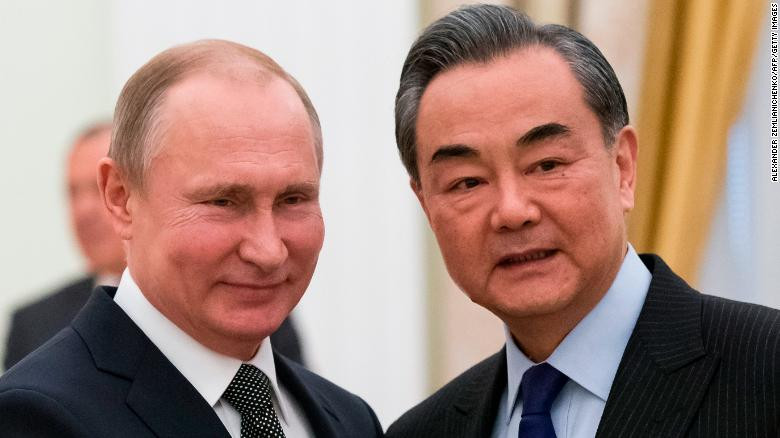 Tổng thống Nga Vladimir Putin và Bộ Ngoại Trung Quốc Vương Nghị trong cuộc gặp Điện Kremlin, Moskva hôm 5/4. Ảnh: AFP