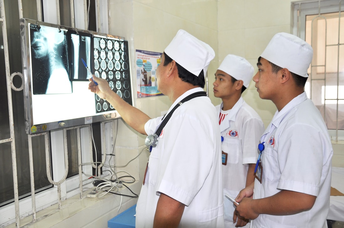 Đọc phim chẩn đoán phương pháp điều trị cho bệnh nhân gãy xương tại Bệnh viện PHCN Nghệ An.  Ảnh: Thanh Hiền