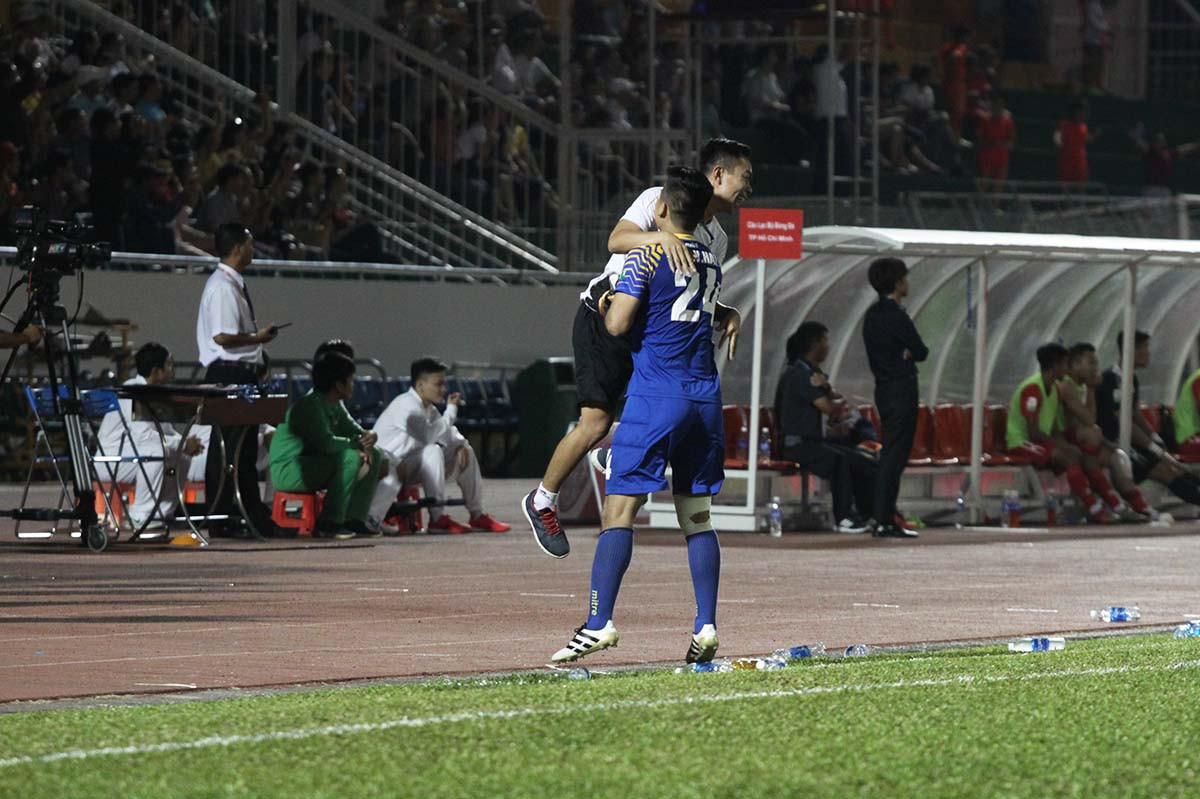 Niềm vui của thủ môn Phan Đình Vũ Hải, anh đã có một ngày thi đấu xuất thần làm nản lòng các chân sút CLB TP Hồ Chí Minh. Ảnh: Nguyên Hải
