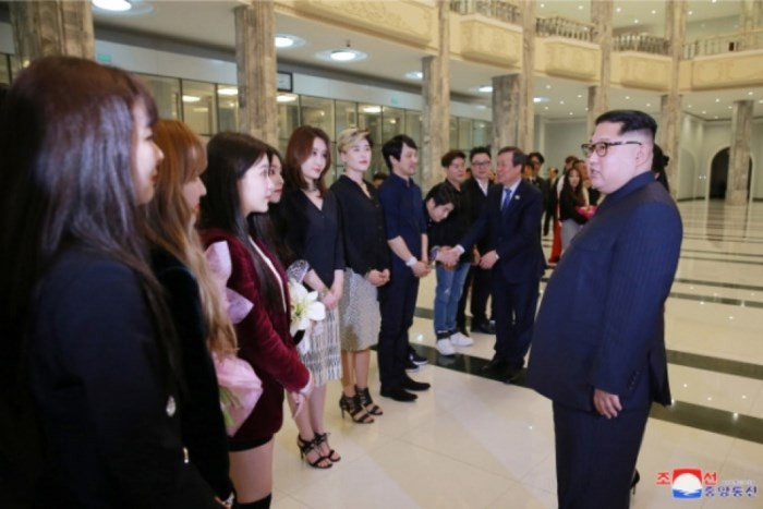 Nhà lãnh đạo Triều Tiên Kim Jong-un gặp gỡ các nghệ sĩ Hàn Quốc tham gia biểu diễn nghệ thuật tại Bình Nhưỡng. (Nguồn: KCNA)