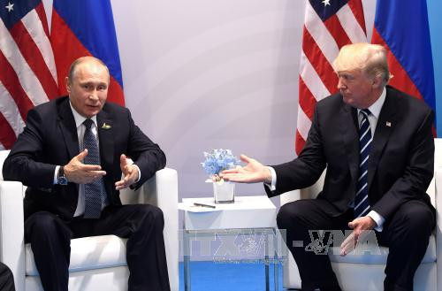 Tổng thống Nga Vladimir Putin (trái) thảo luận với Tổng thống Mỹ Donald Trump (phải) bên lề Hội nghị thượng đỉnh G20. Ảnh: AFP/TTXVN