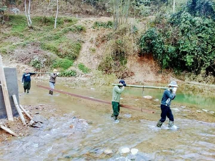 Do địa hình khó khăn, nên việc thi công gặp rất nhiều vất vả, hầu hết phải dùng đến sức người. Ảnh: Lữ Phú