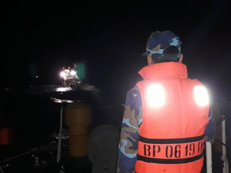 Tàu cứu  nạn tiếp cận tàu bị nạn lúc 5h sáng 8/4. Ảnh: Phong Linh