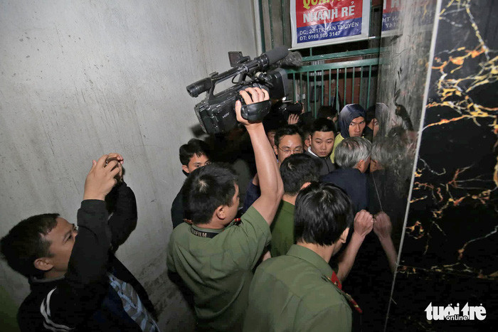 Lực lượng công an có mặt tại lối vào nhà của ông Phan Văn Vĩnh trên phố Hàn Thuyên, TP Nam Định khi khám nhà tối 6/4.Ảnh: NAM TRẦN