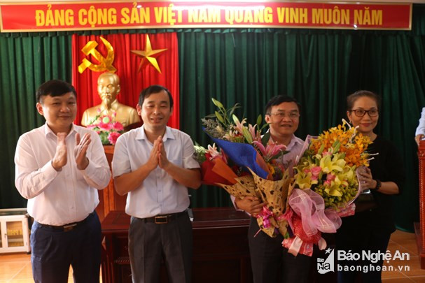 Lãnh đạo huyện Đô Lương tặng hoa chúc mừng đồng chí Ngọc Kim Nam được bầu giữ chức Bí thư Huyện ủy. 