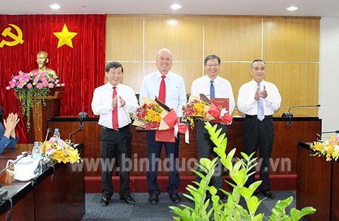 Ông Phạm Văn Cành (bìa phải) - Phó Bí thư Thường trực Tỉnh ủy, Chủ tịch HĐND tỉnh và ông Trần Thanh Liêm (bìa trái) - Phó Bí thư Tỉnh ủy, Chủ tịch UBND tỉnh trao quyết định nghỉ hưu cho ông Phạm Văn Hảo và quyết định bổ nhiệm cho ông Hà Văn Út (thứ 2 từ phải qua)