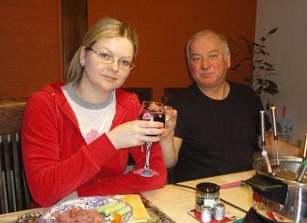 Điệp viên Sergei Skripal và con gái. Nguồn: dailymail.co.uk