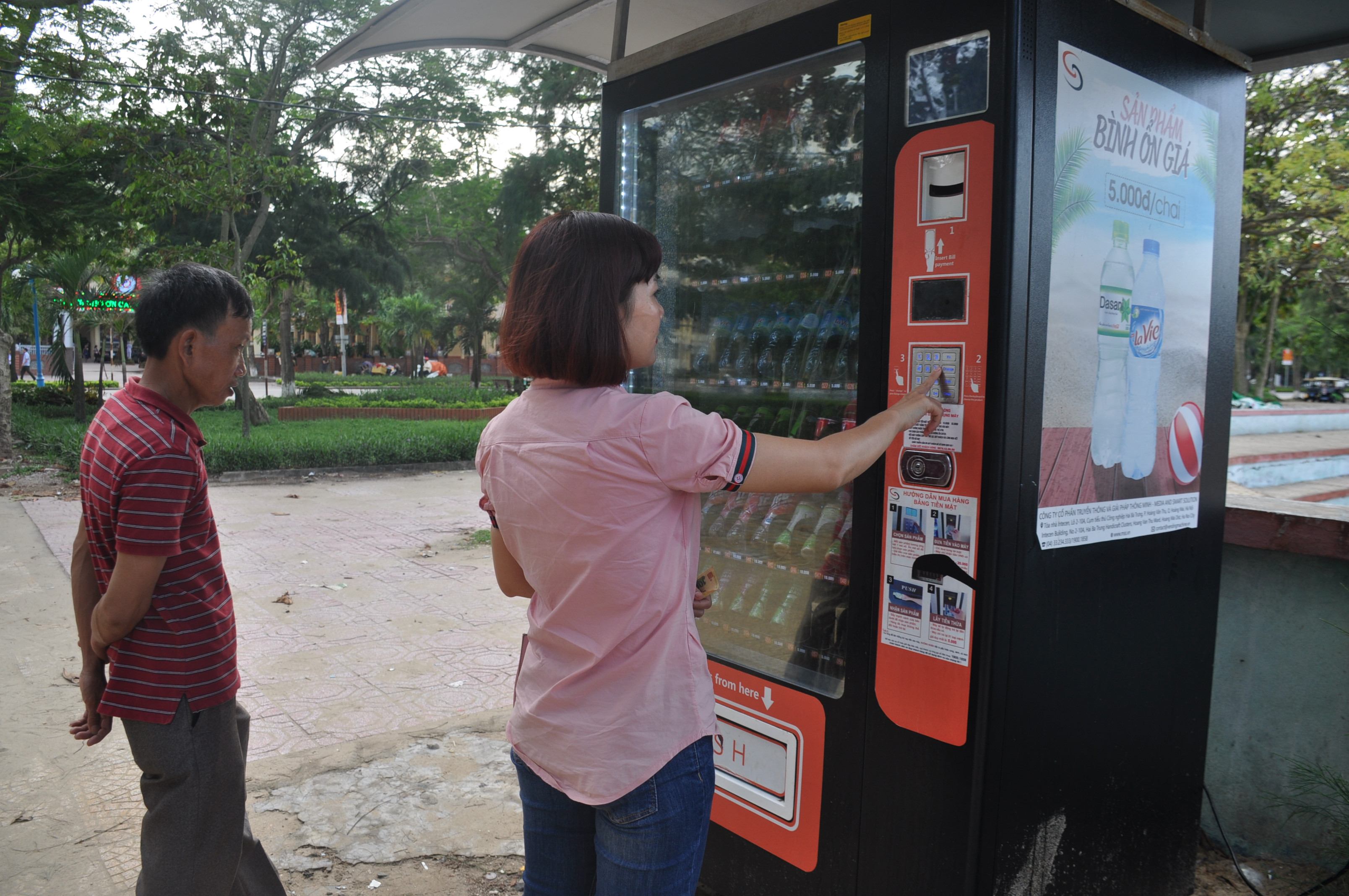 Máy bán hàng tự động được lắp đặt phục vụ khách du lịch. Ảnh: Thu Huyền