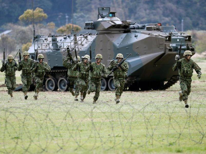 Lực lượng lính thủy đánh bộ mới thành lập của Nhật Bản tiến hành cuộc diễn tập khoảng 20 phút với kịch bản là một hòn đảo xa bị xâm chiếm.  Nguồn: Reuters