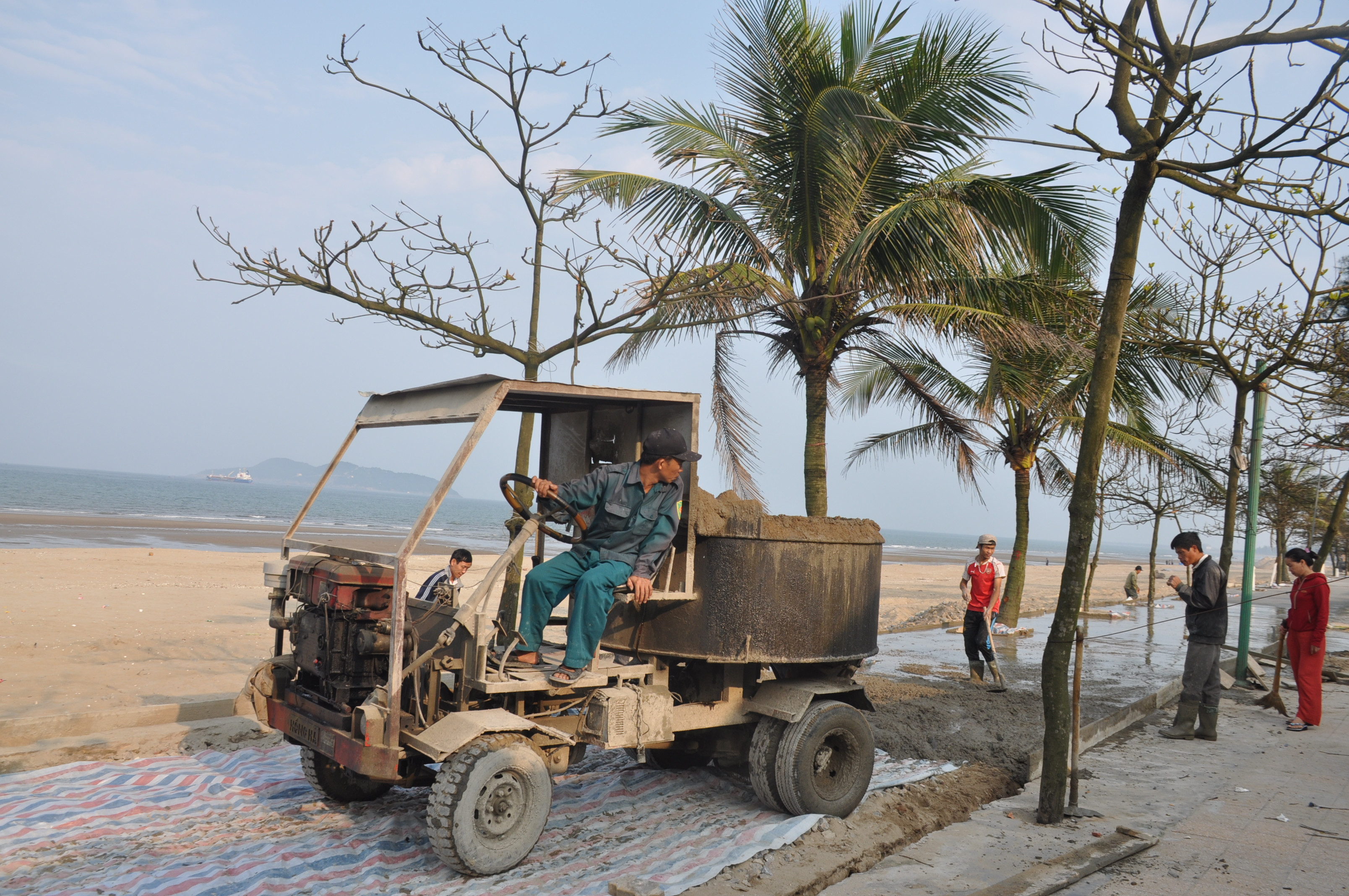 Tu bổ kè chắn sóng, đường dạo bộ ven biển bị hư hỏng do mưa bão,  kịp thời phục vụ mùa du lịch 2018. Ảnh: Thu Huyền