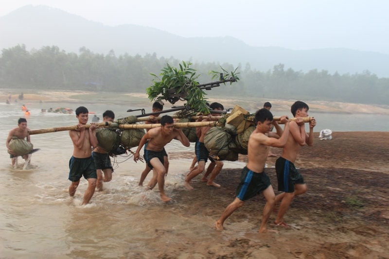 Phân đội súng máy phòng không 12,7mm Trung đoàn 764 huấn luyện nội dung vượt sông. Ảnh: Hoàng Long