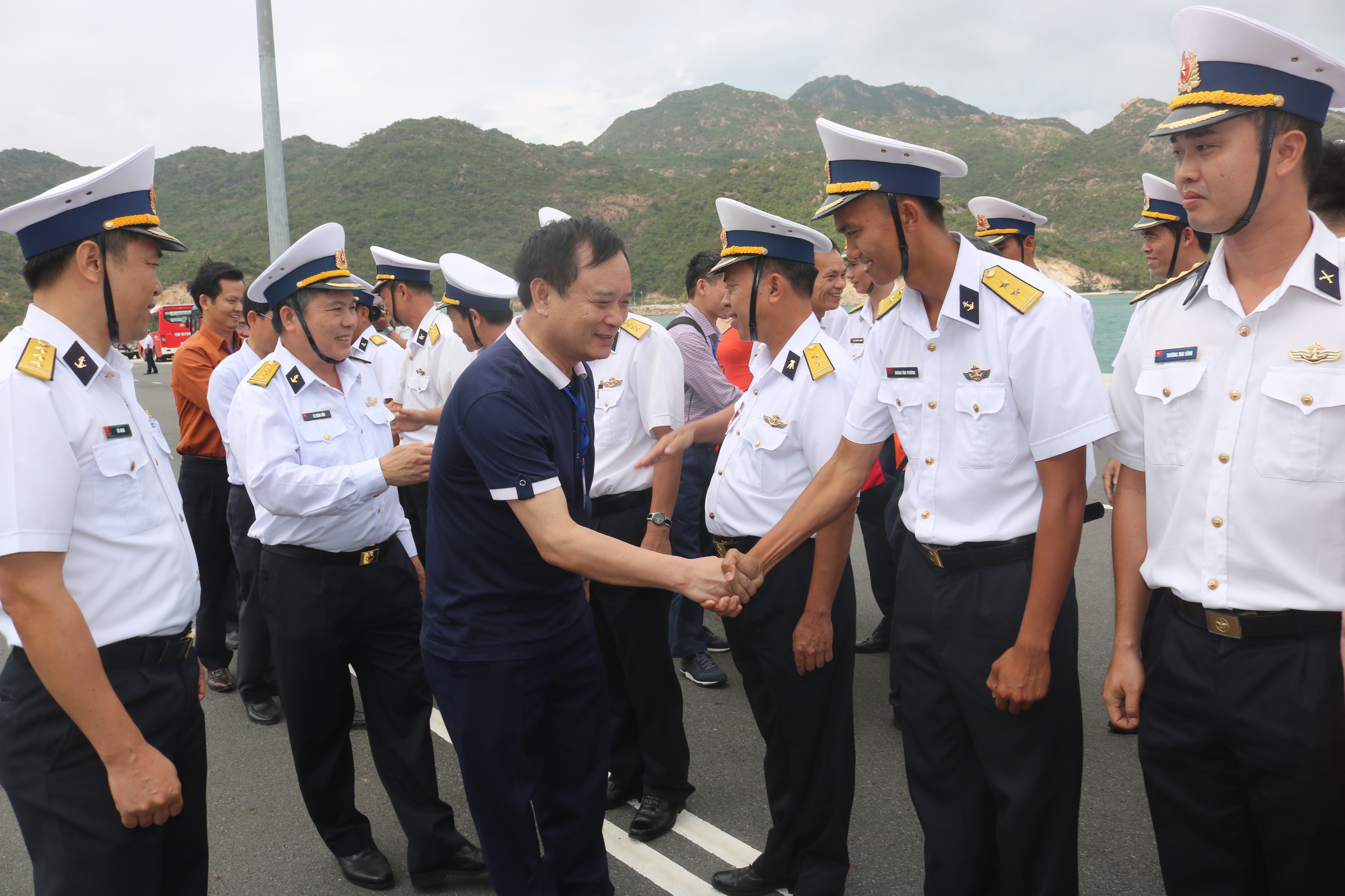 Đồng chí Hồ Phúc Hợp - Ủy viên Ban Thường vụ, Trưởng Ban tuyên giáo Tỉnh ủy Nghệ An, Trưởng đoàn công tác tỉnh Nghệ An gặp gỡ các chiến sỹ hải quân.