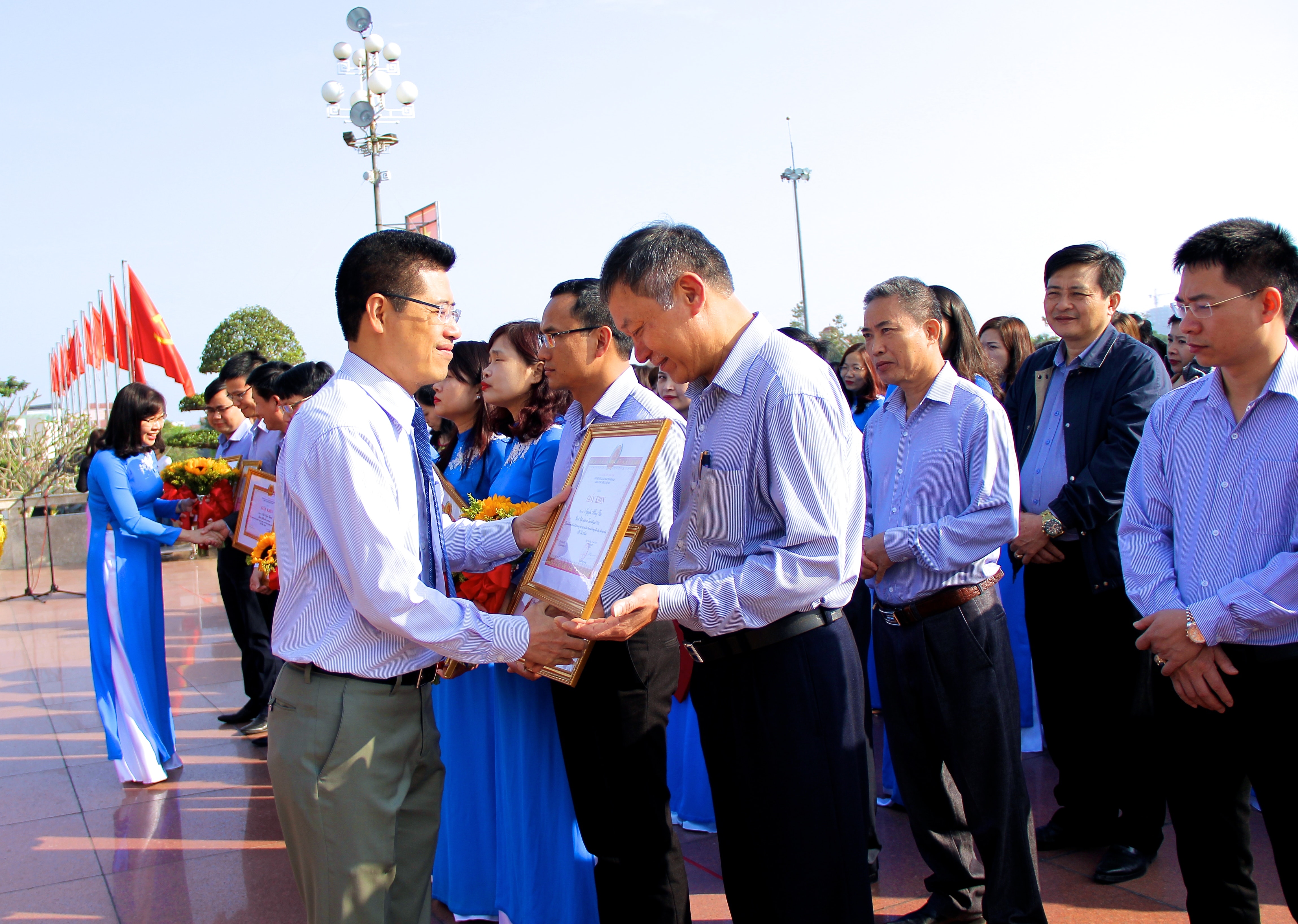 Bí thư Đảng ủy, Giám đốc BHXH tỉnh Lê Trường Giang trao giấy khen cho các cá nhân đã có thành tích xuất sắc trong học tập và làm theo tư tưởng, đạo đức, phong cách Hồ Chí Minh. Ảnh: Mỹ Nga