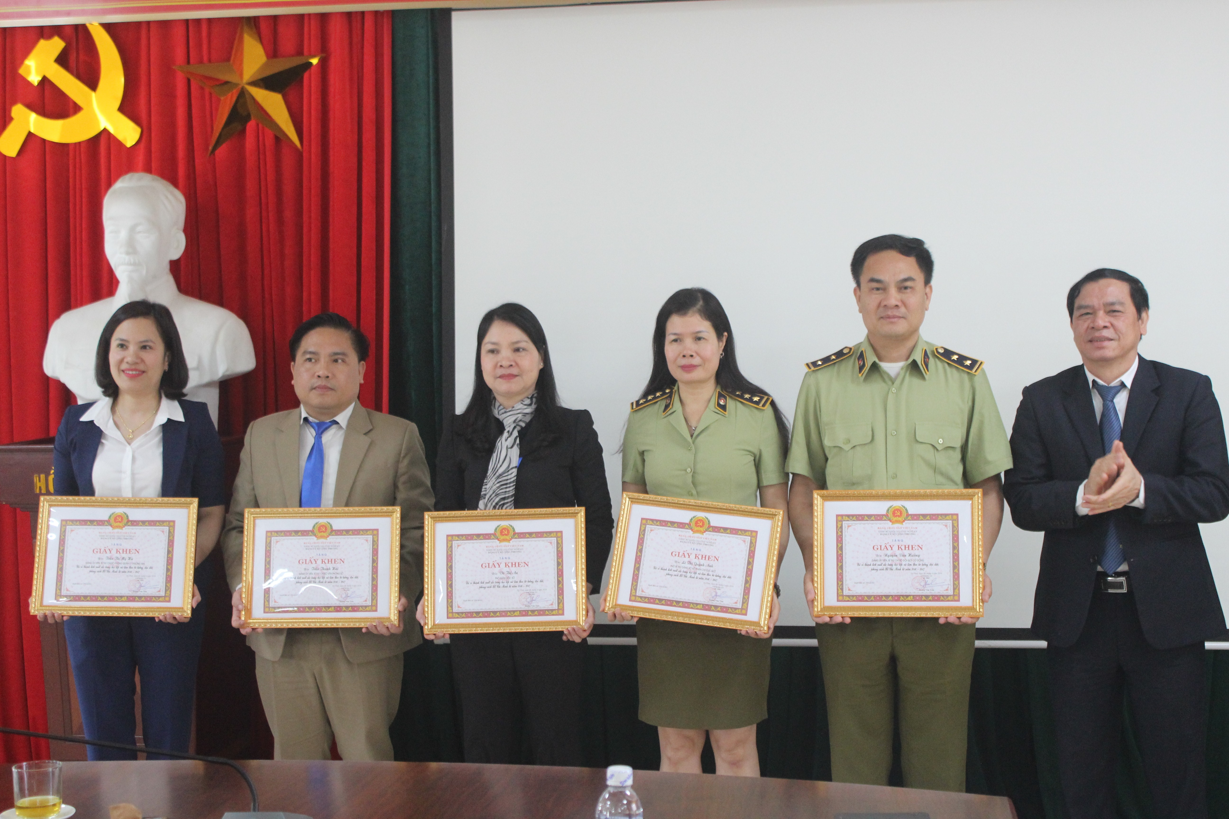 KHen thưởng các cá nhân