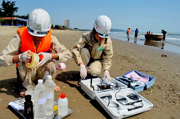 Sở Tài nguyên - Môi trường tổ chức lấy mẫu lần 1 năm 2018 tại 4 bãi biển của Nghệ An, gồm:. Ảnh tư liệu