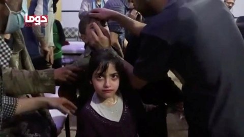 Một em bé Syria được cho là vướng vào vụ tấn công hóa học ở Douma, Syria.