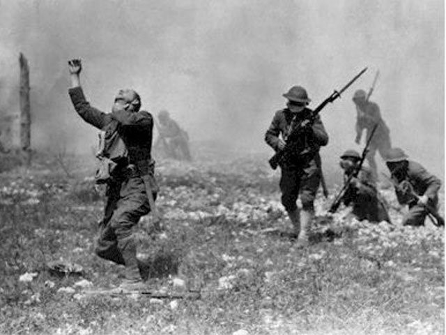 Nhiều binh sĩ Pháp thấy họng đau rát, khó thở và ngã khi hít khí độc trên chiến trường. Ảnh: Planeta.ru