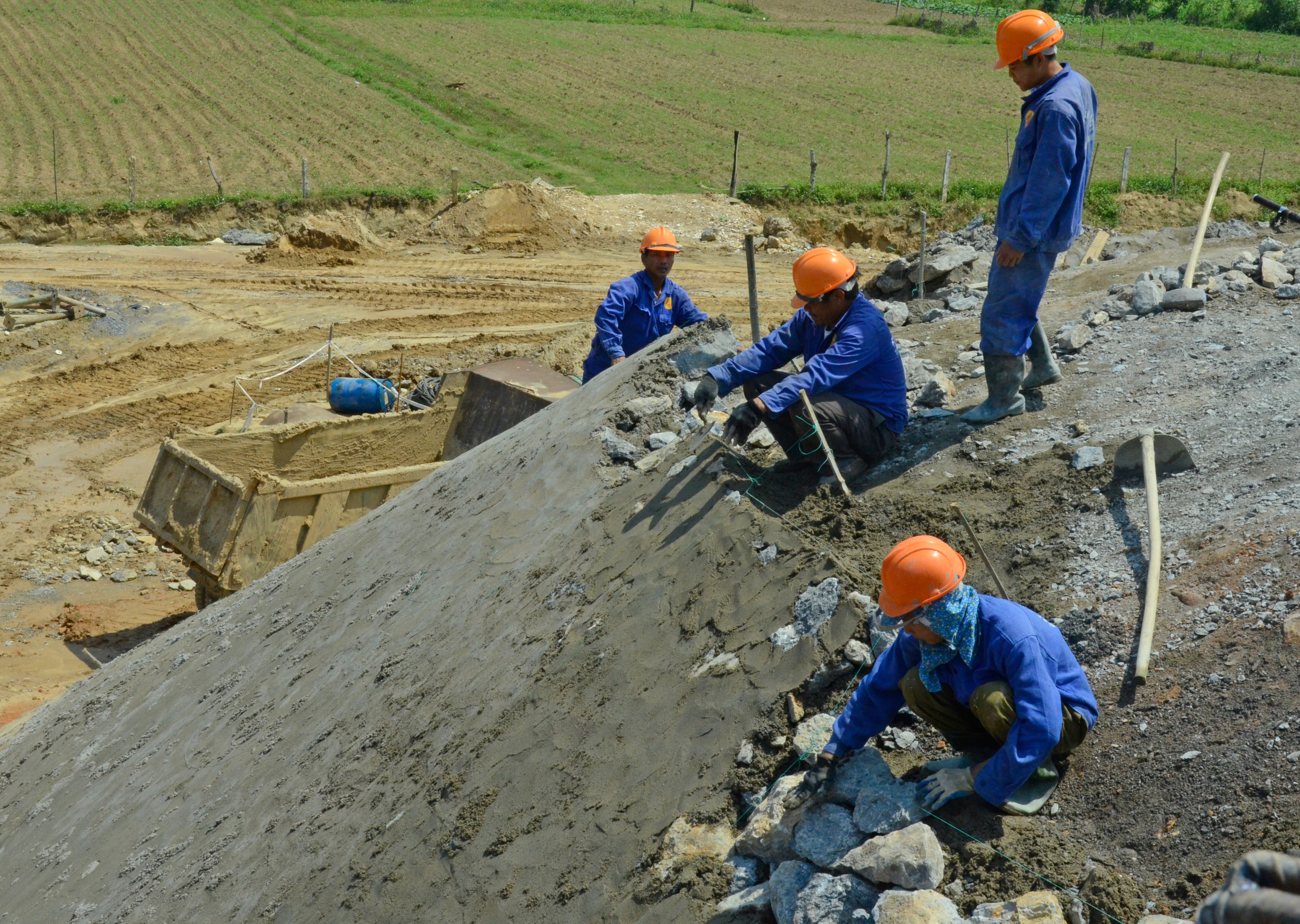 Công nhân đang ốp mái taluy cầu