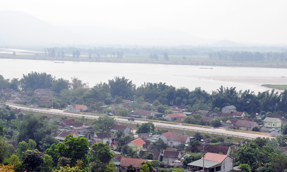 Phong cảnh sông núi, làng mạc  nhìn từ núi Lam Thành