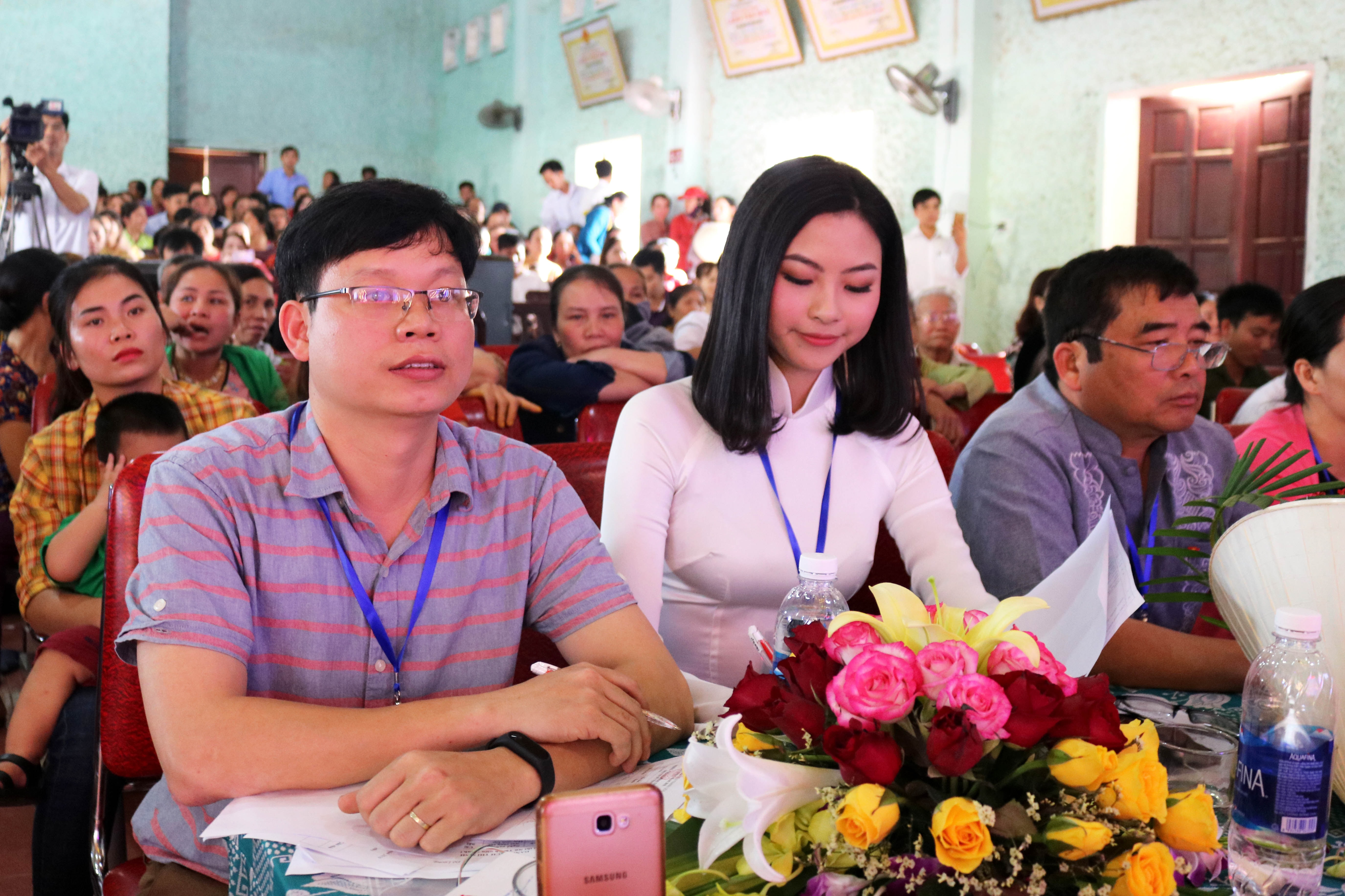 3.Người đẹp Đào Thị Hà đã dành trọn 3 ngày cho cuộc thi “Nữ thanh niên thanh lịch Đô Lương. Hà về quê từ ngày 8/4 và bắt tay ngay vào công việc, hướng dẫn và chia sẻ một số kinh nghiệm sân khấu cho các thí sinh.