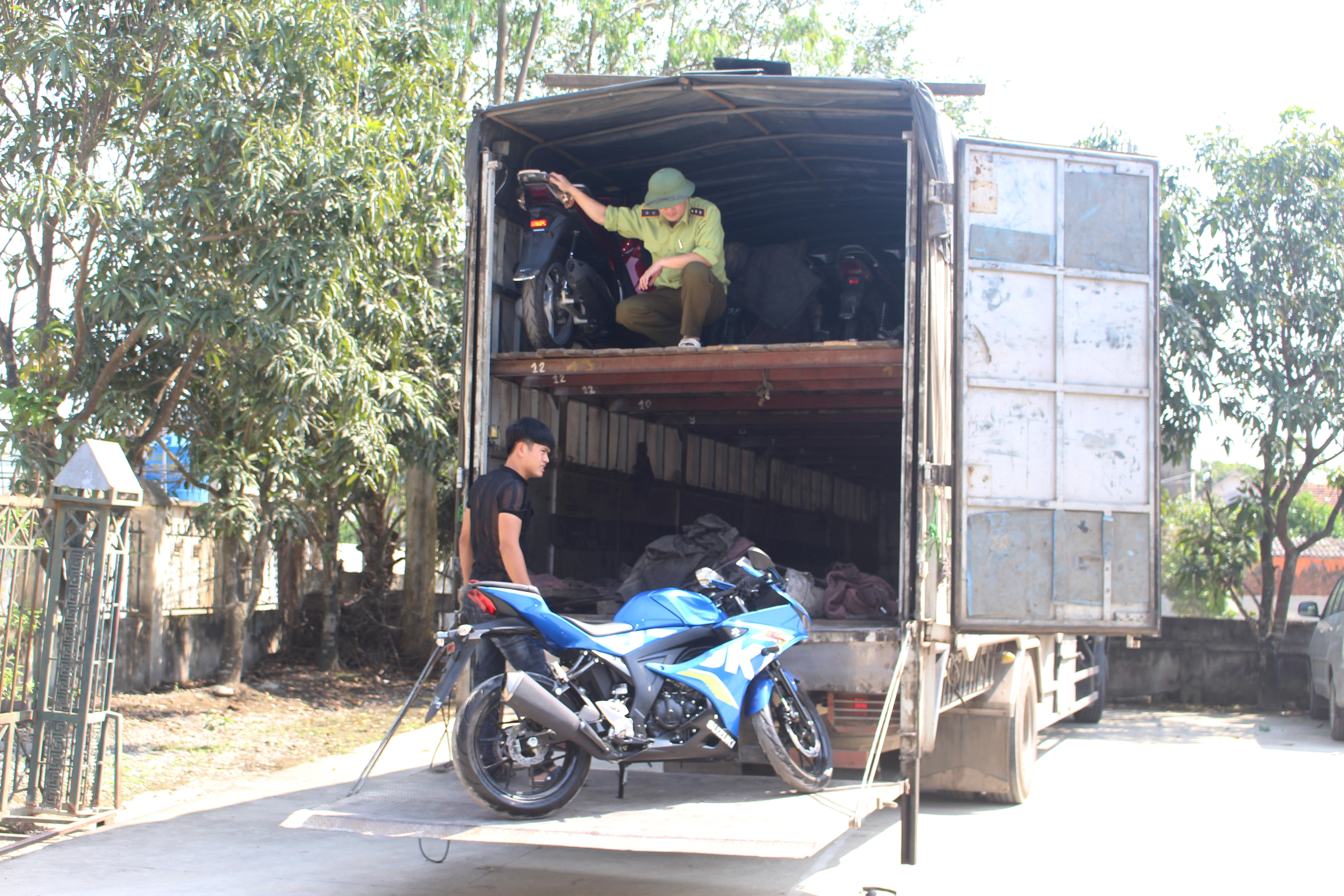 Xe tải vận chuyển hàng chục xe máy đã qua sử dụng không có giấy tờ hợp lệ. Ảnh Lê Nhung