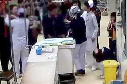 Các bác sĩ và người nhà bệnh nhân xúm vào can ngăn bà nội khi y tá bị hành hung.