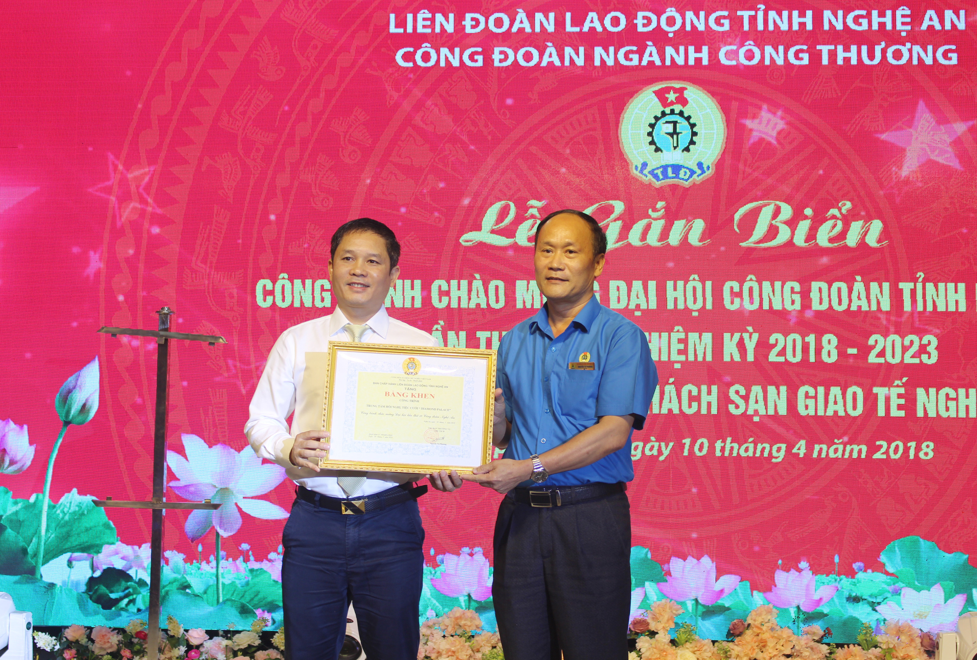 Ông  Nguyễn Tử Phương - Chủ tịch Liên đoàn Lao động tỉnh trao bằng 