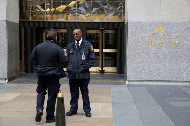 Cảnh sát chặn trước tòa nhà số 30 Rockefeller Plaza - nơi có văn phòng của luật sư Michael Cohen. Ảnh: Reuters