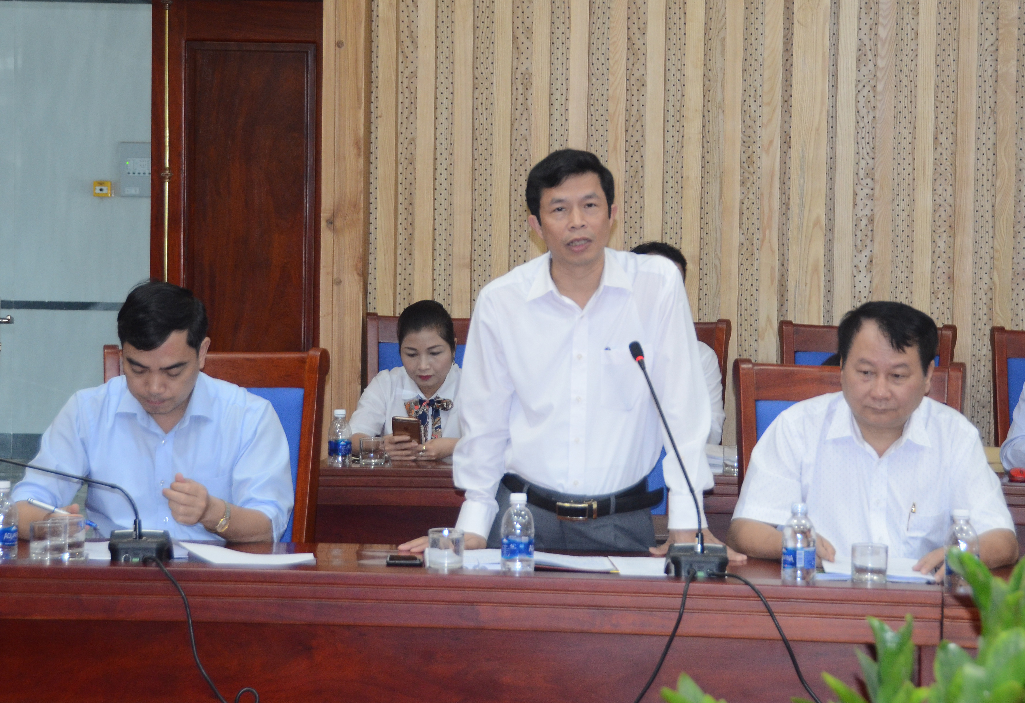 Đồng chí Vương Quang Minh Phó Chủ tịch UBMTTQ Việt Nam tỉnh Nghệ An báo cáo kết quả thực hiện Chương trình Tết vì người nghèo Ảnh Thành Chung