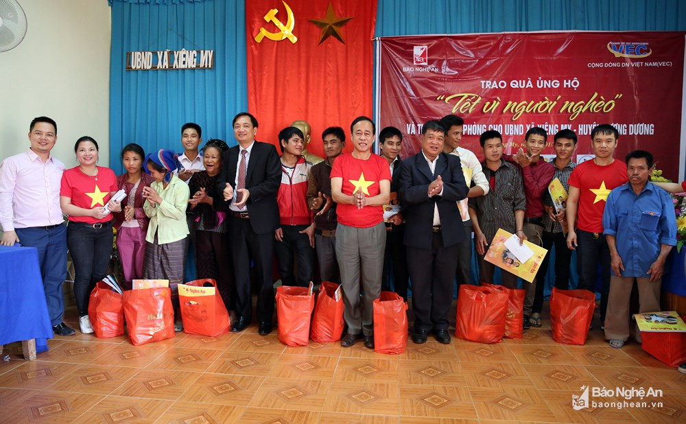 Báo Nghệ An phối hợp với Cộng đồng doanh nghiệp Việt Nam trao 120 suất quà cho người nghèo xã Xiêng My, huyện Tương Dương. Ảnh: Tư liệu