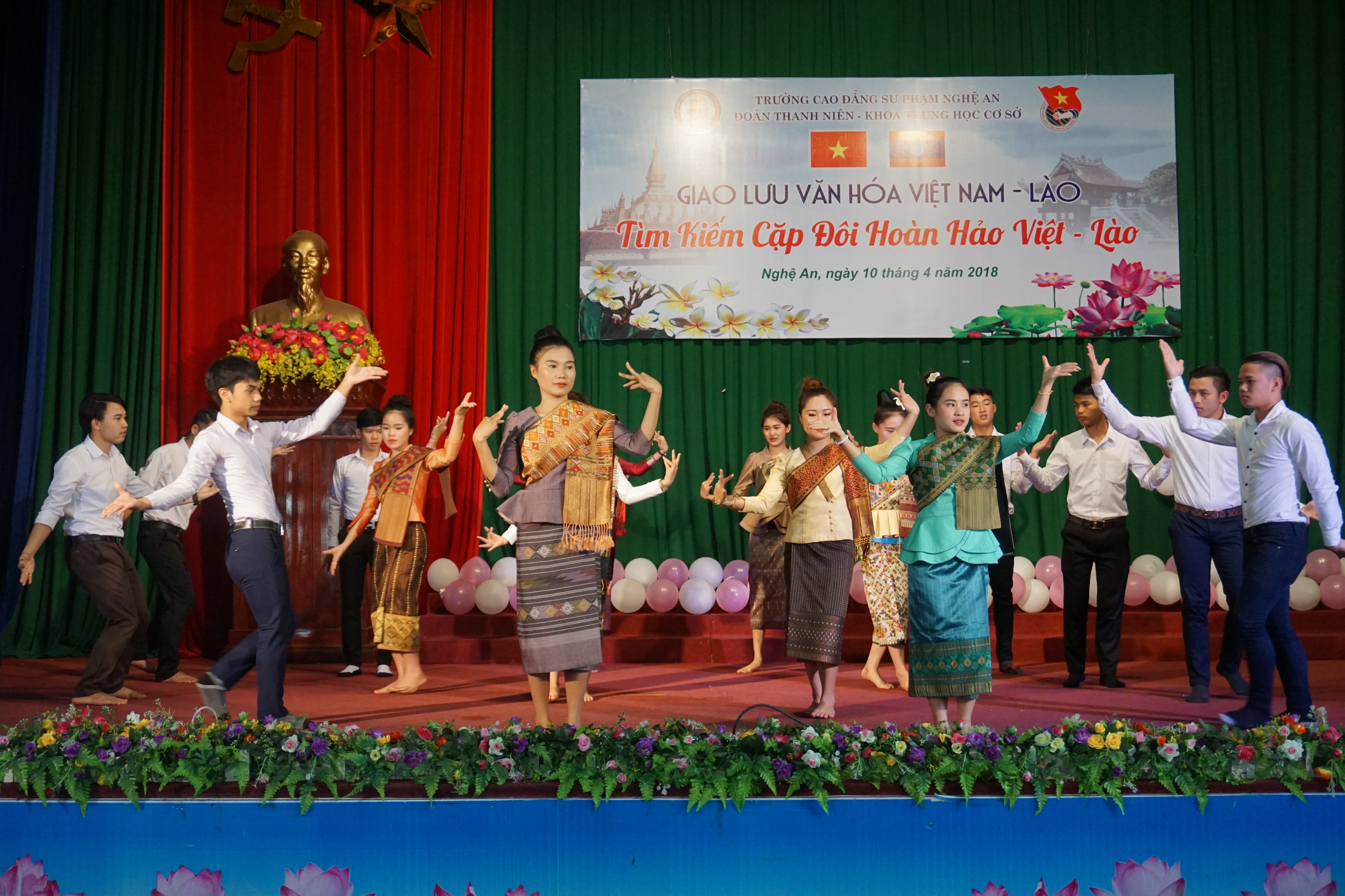  Những điệu múa mang đậm bẳn sắc văn hóa Lào được sinh viên 2 nước cùng nhau thể hiện. Ảnh: Chu Quang Huy 