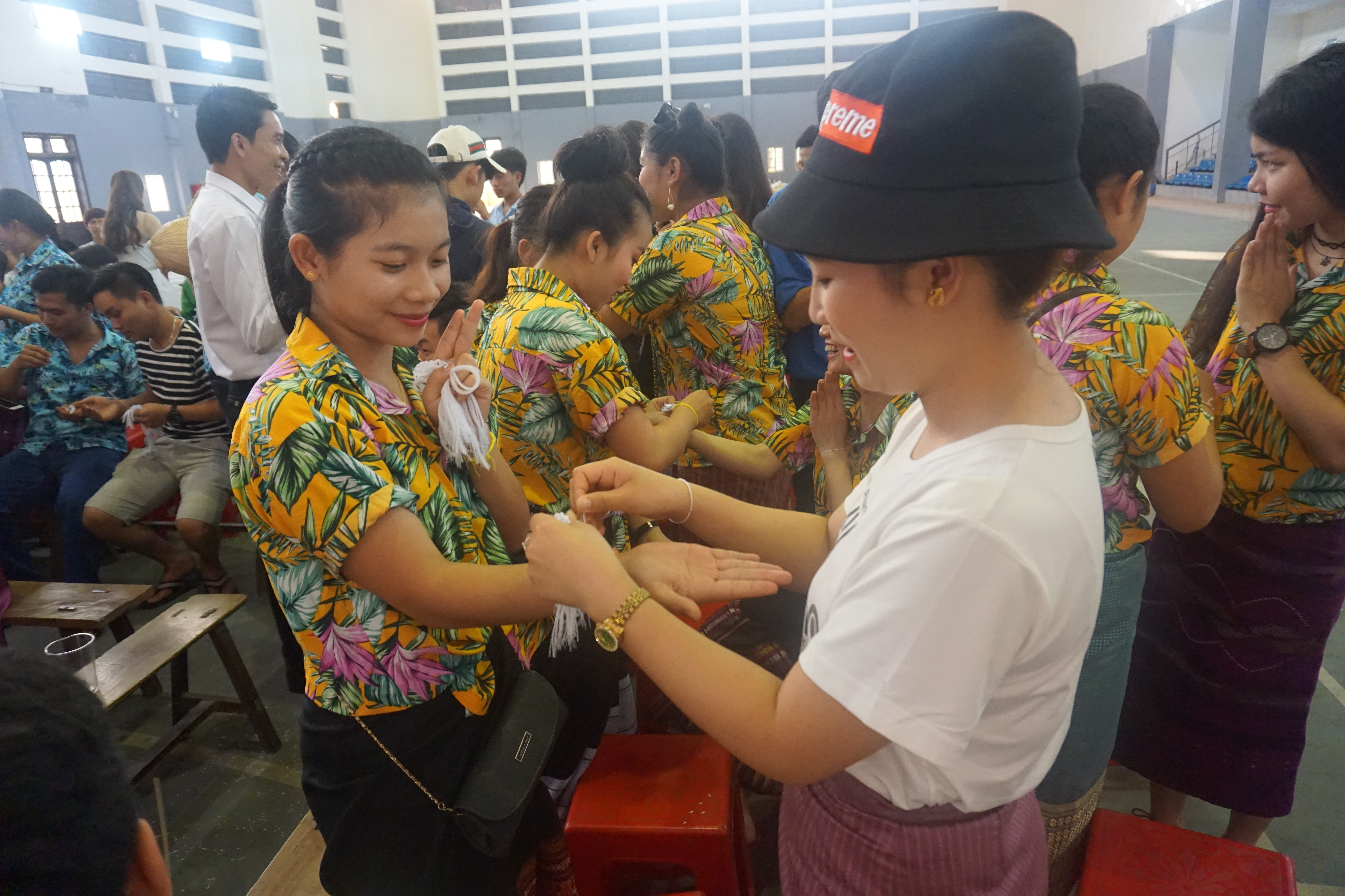 Tại đây, các đại biểu và lưu học sinh Lào cùng nhau làm lễ cầu may, té nước, buộc chỉ tay, và chúc nhau một năm mới sức khỏe, gặp nhiều may mắn. Ảnh: Chu Quang Huy