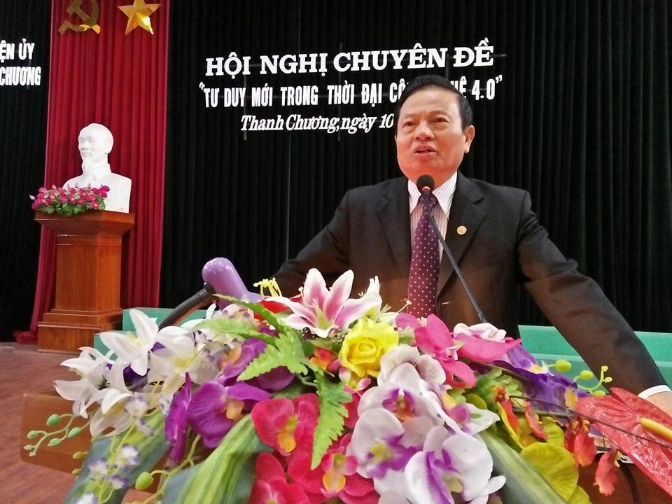 Tiến sỹ Lê Doãn Hợp nói chuyện chuyên đề với cán bộ huyện Thanh Chương. Ảnh: Đình Hà