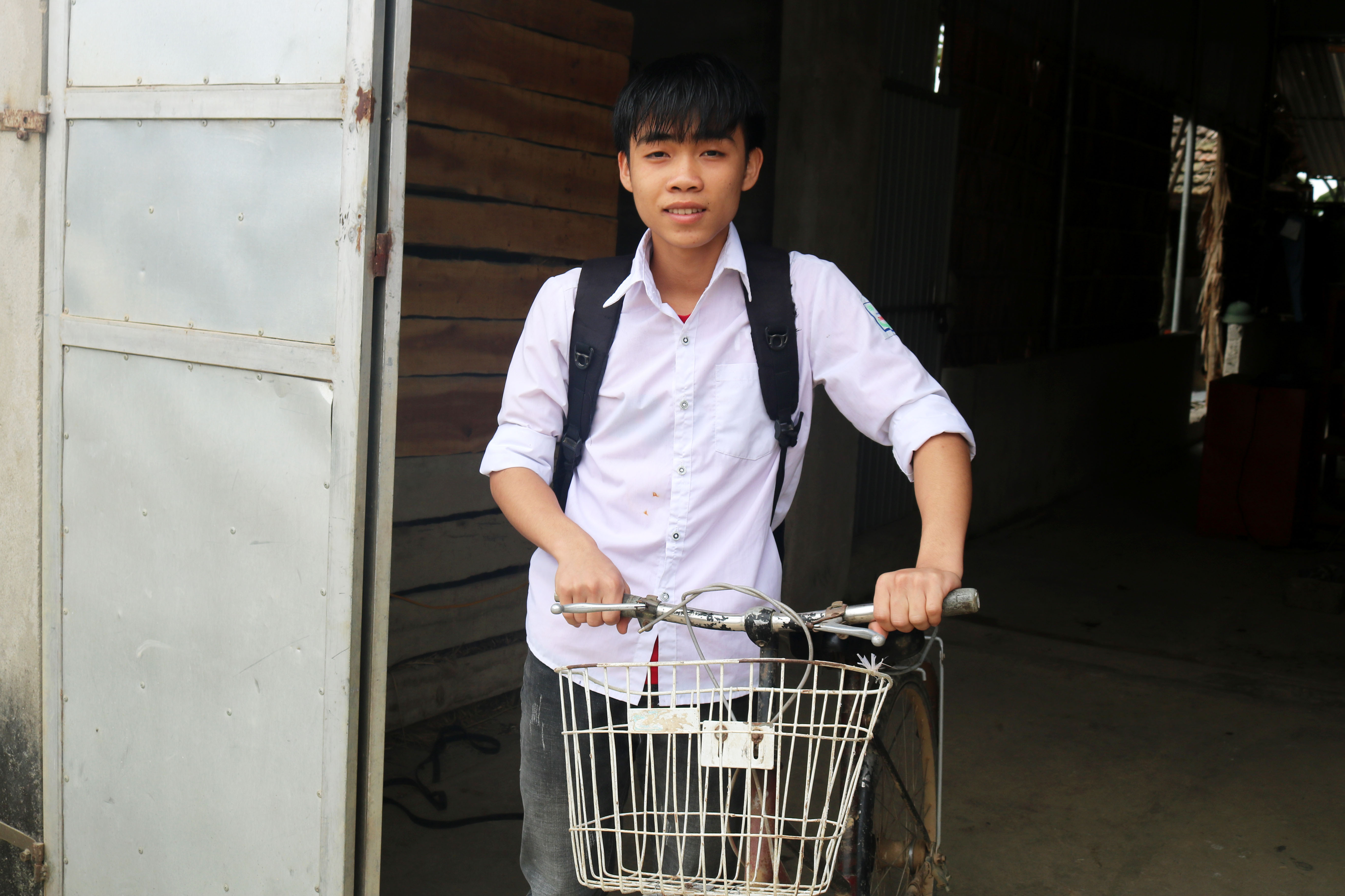 Hàng ngày, cậu học trò đi trên chiếc xe đạp cà tàng tới lớp, vẫn luôn tin tưởng mình sẽ làm được một điều gì đó, để đáp lại sự trông mong của nhiều người.