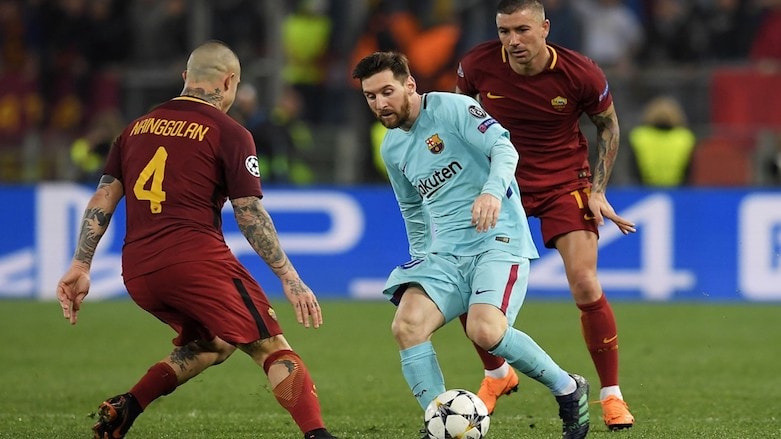 Messi bất lực giữa vòng vây của các cầu thủ Roma. Ảnh: Internet