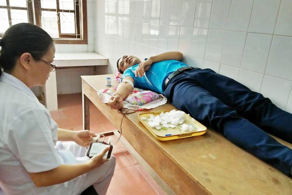 Anh Trương Đình Phương - Trưởng khoa Kiểm soát dịch bệnh cho chị Hà 1 đơn vị máu. Ảnh: Phương Hảo