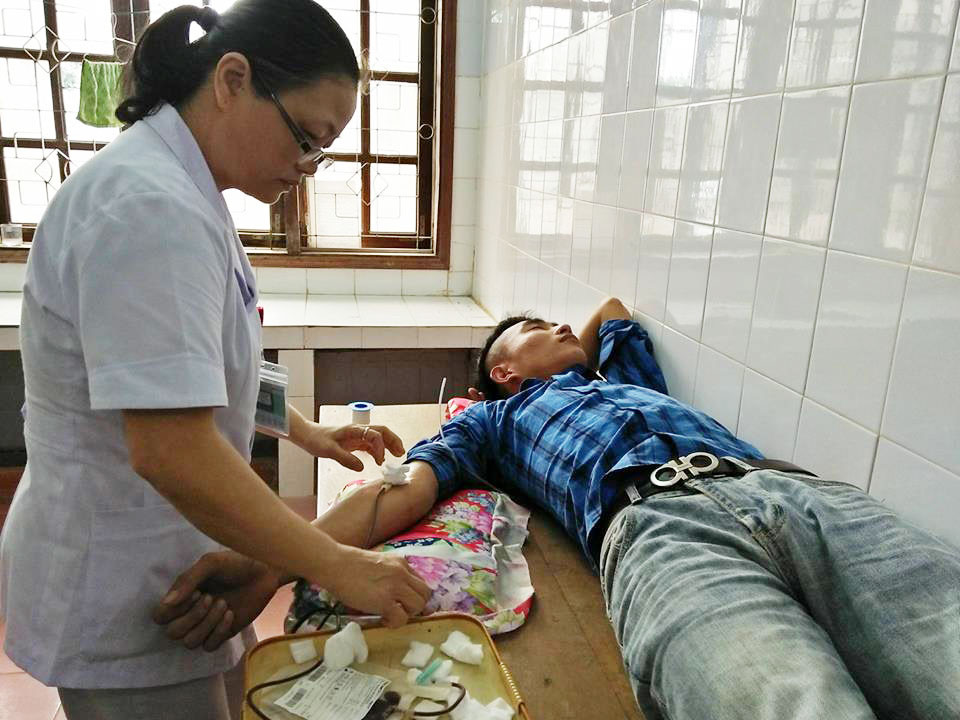 Anh Nguyễn Công Thái - sinh viên Trường Đại học Vinh đi thăm người nhà điều trị tại trung tâm đã tình nguyện cho máu cứu sống chị Hà. Ảnh: Phương Hảo