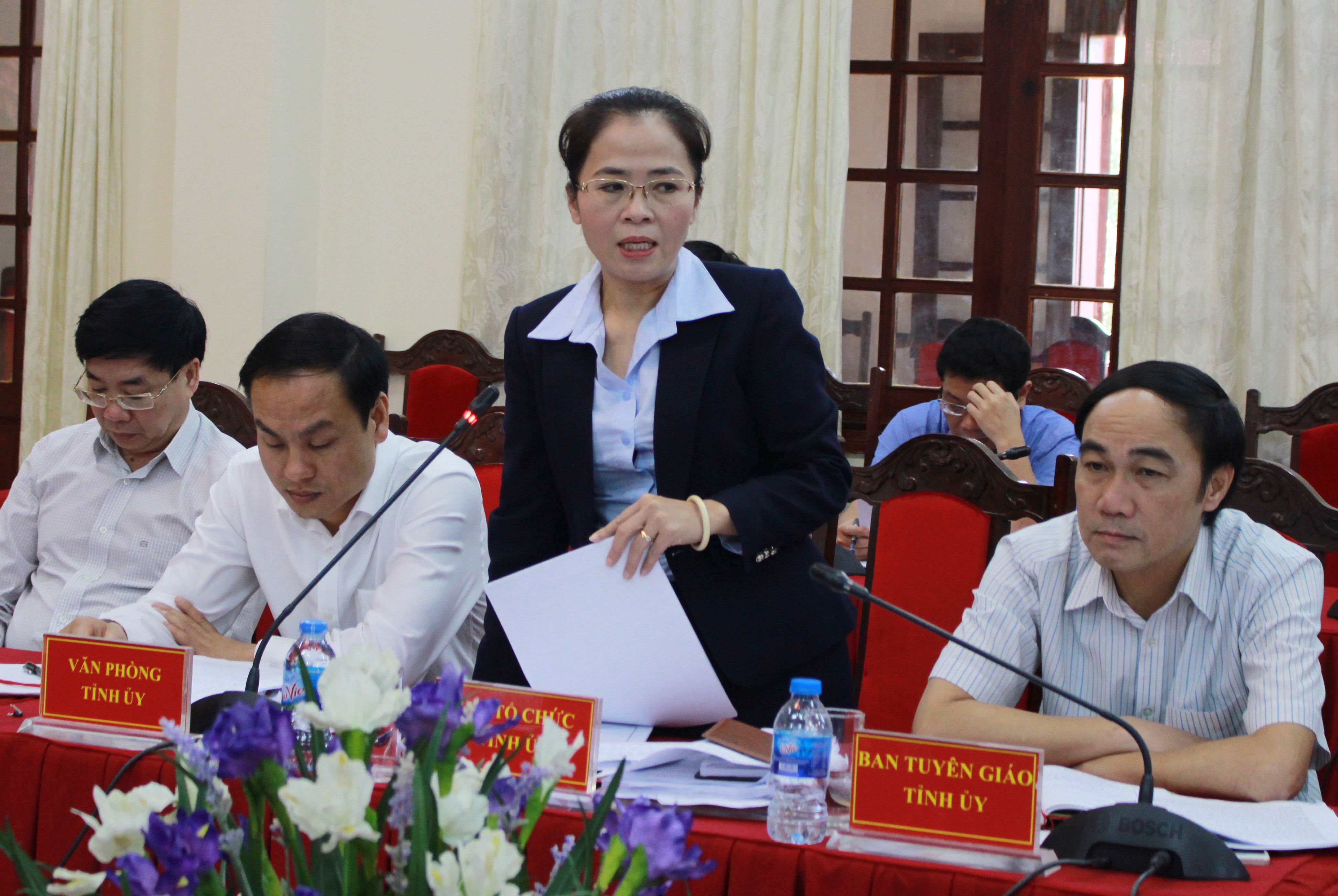 Đồng chí Võ Thị Minh Sinh - Ủy viên BCH Đảng bộ Tỉnh, Phó Trưởng Ban Tổ chức Tỉnh ủy trao đổi, làm rõ một số vấn đề về thực hiện sắp xếp tổ chức bộ máy, tinh giản biên chế mà các huyện, thành, thị ủy quan tâm. Ảnh: Phương Thúy
