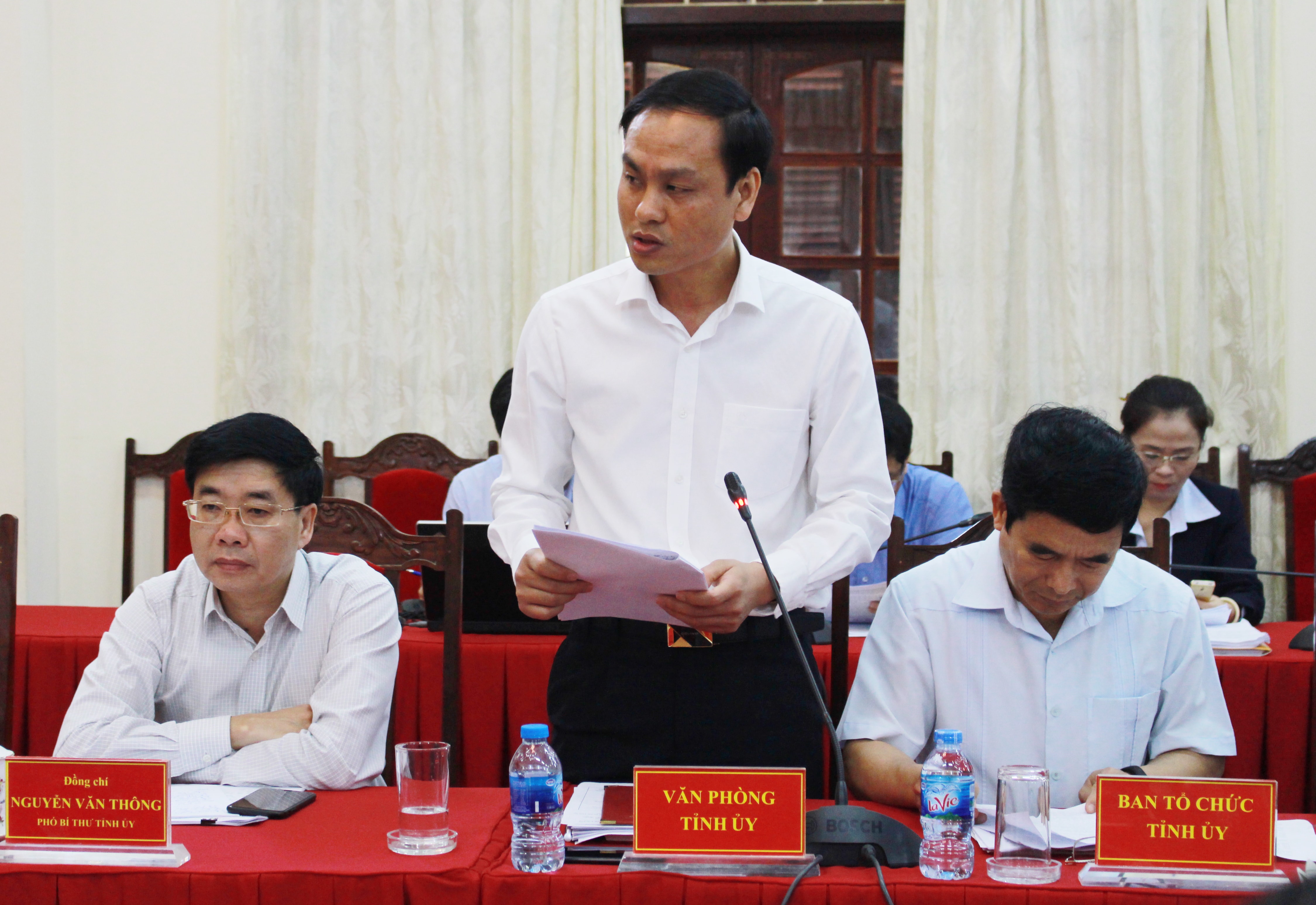 Lãnh đạo Văn Phòng Tỉnh ủy trình bày báo cáo, nêu rõ những kết quả đạt được, một số khó khăn, hạn chế trong quý I, nhiệm vụ trọng tâm quý II năm 2018. Ảnh: Phương Thúy 