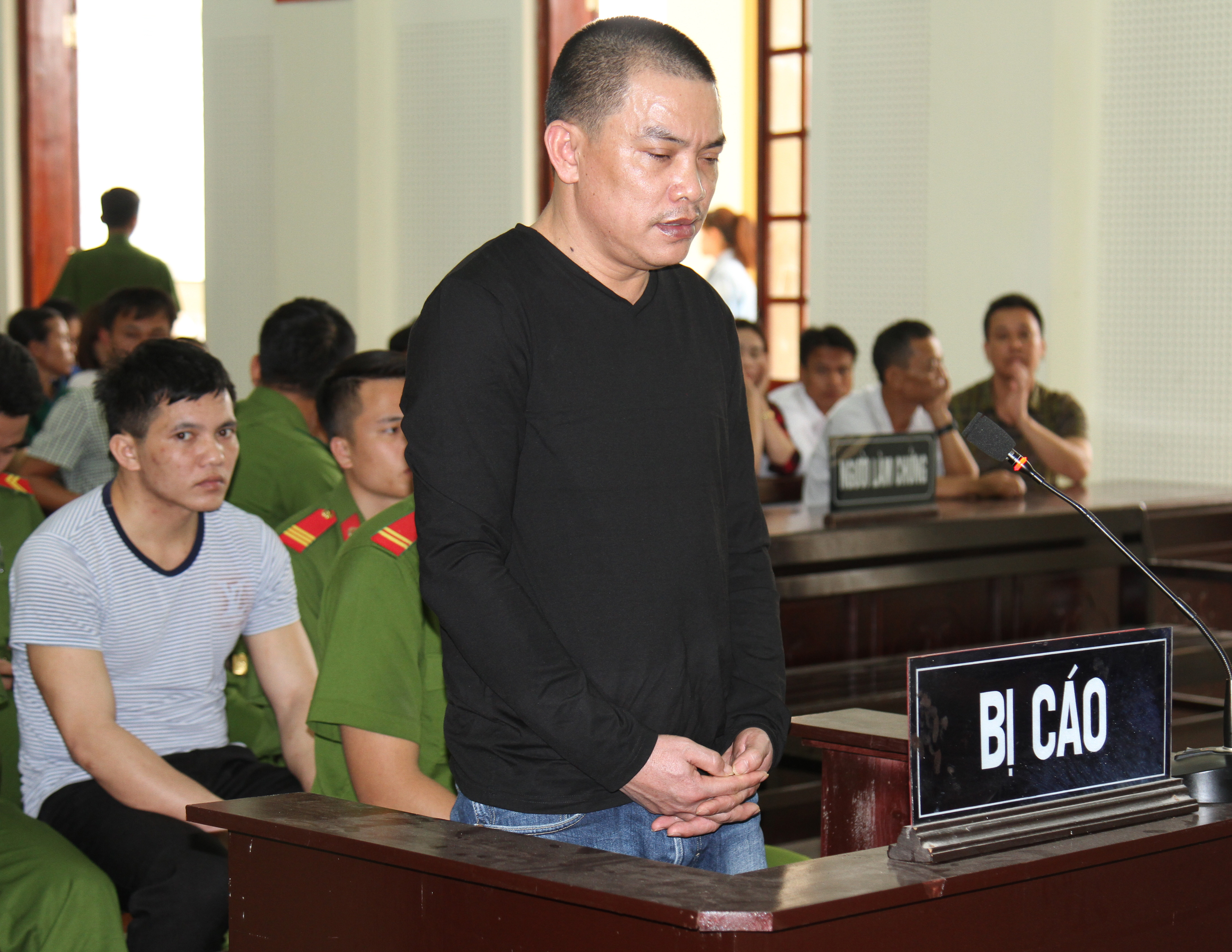 Bị cáo Nguyễn Văn Hùng - kẻ cầm đầu đường dây ma túy xuyên quốc gia. Ảnh: Phương Thảo