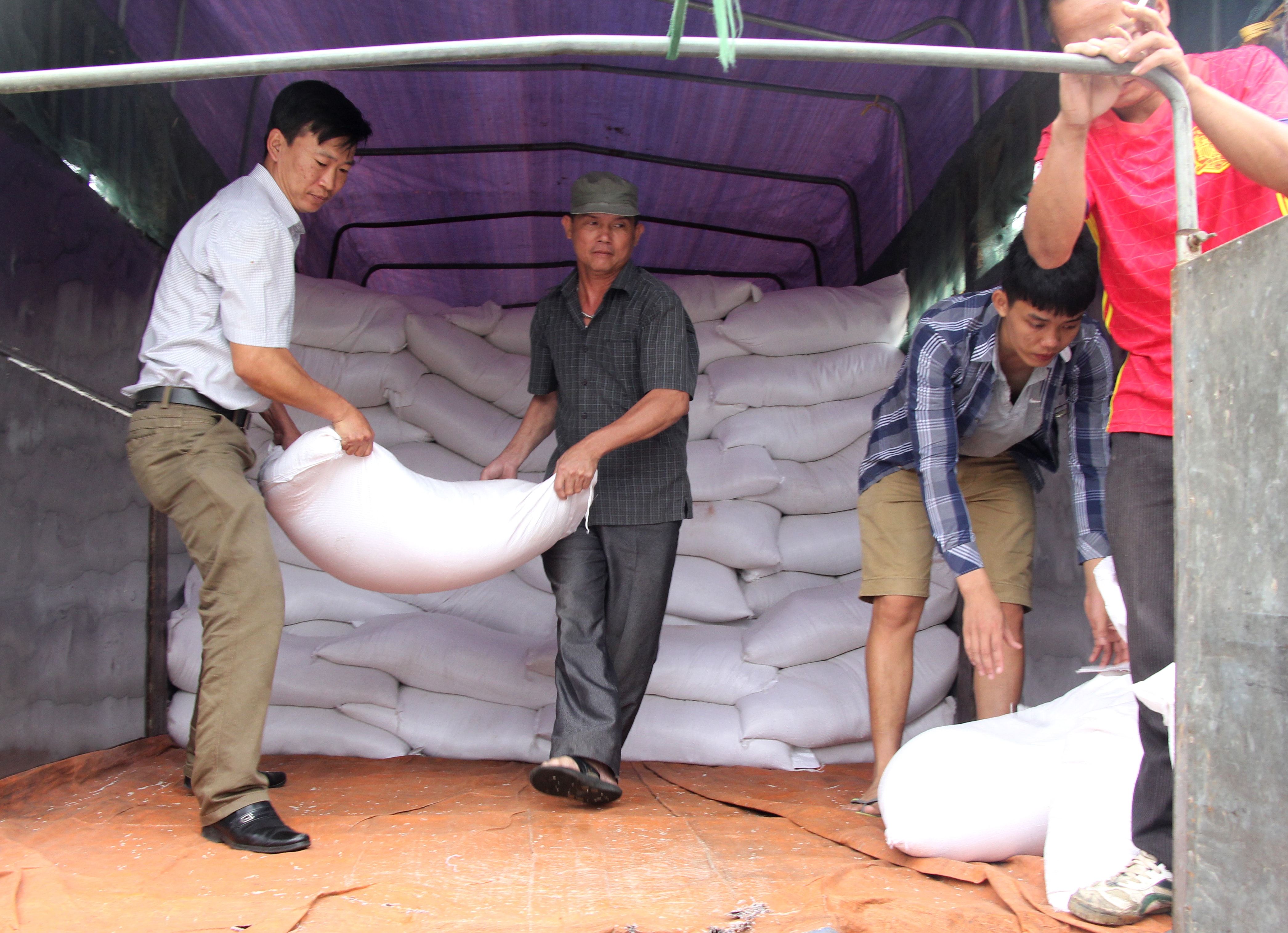 huyện Tân Kỳ tiếp nhận 32 130 000 kg gạo dự trữ quốc gia