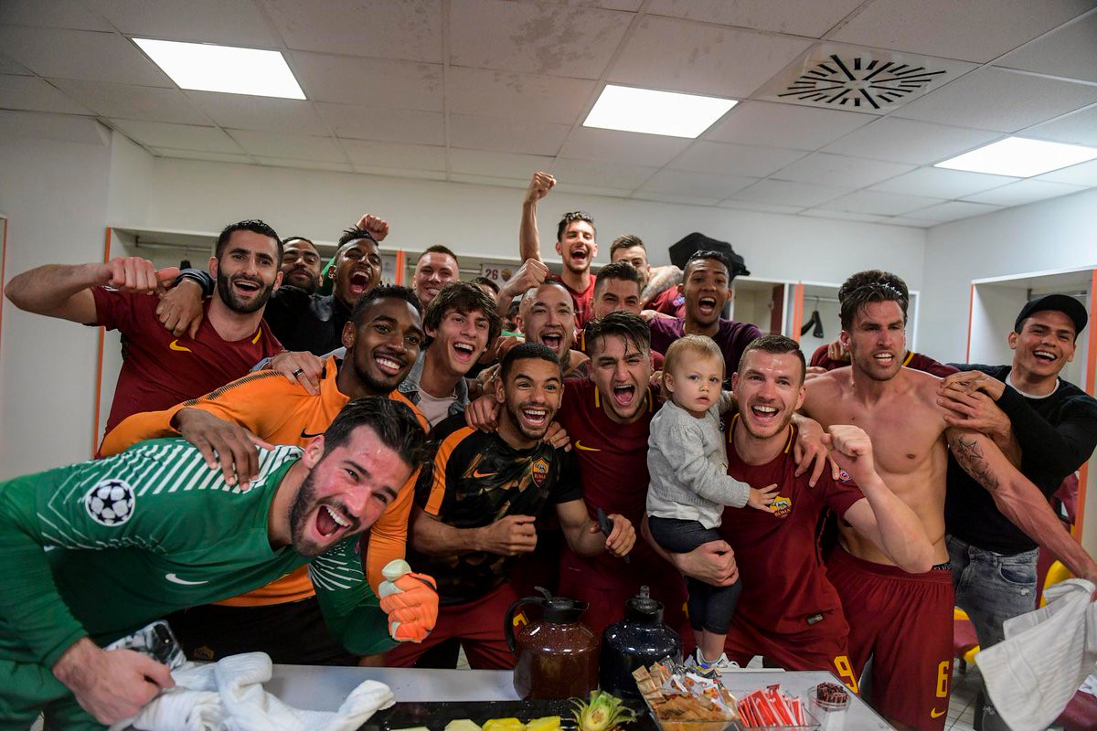 Màn ăn mừng của cầu thủ AS Roma sau trận đấu. Ảnh: Twitter