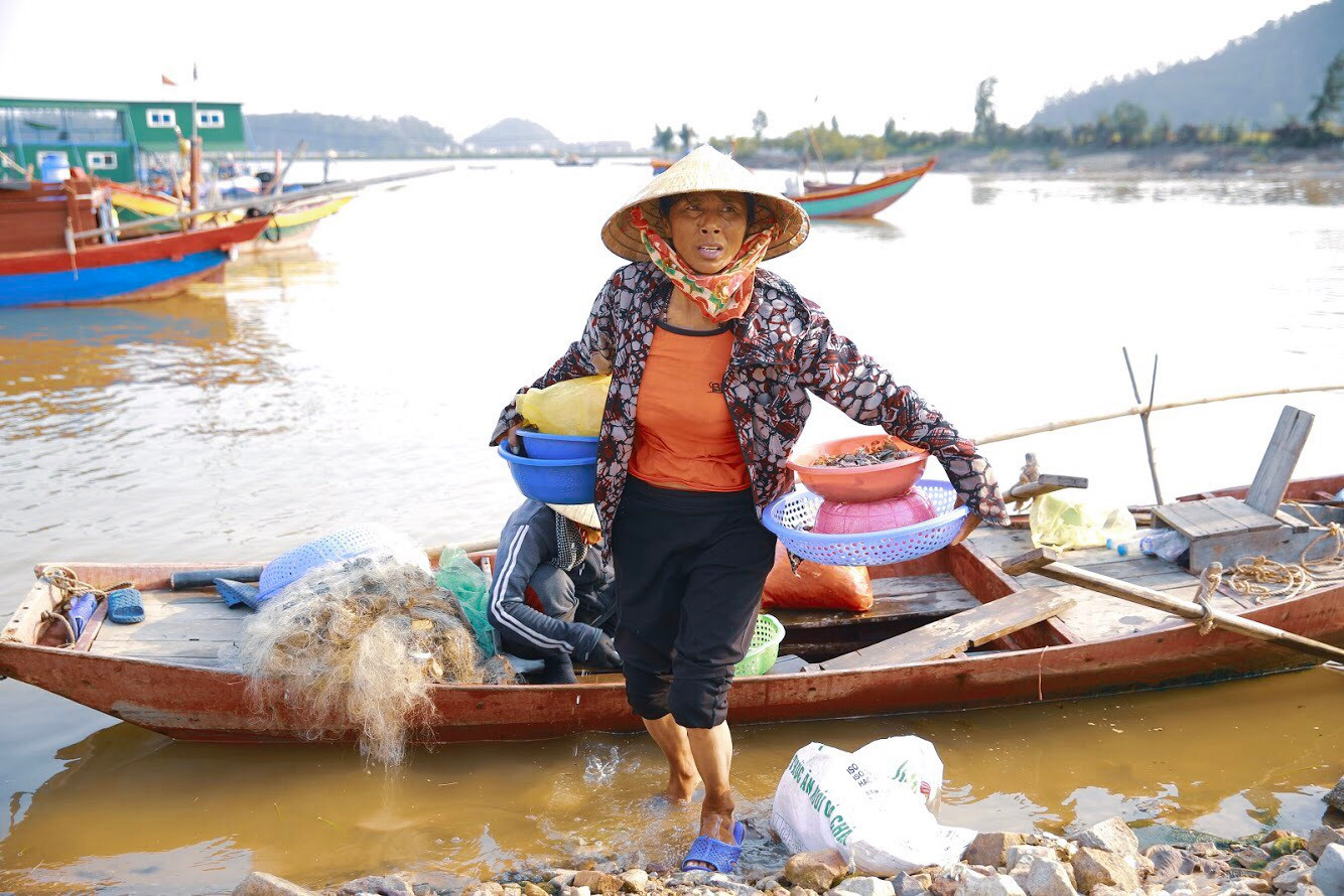 Chuyển cá lên bờ. Ảnh: Hải Vương