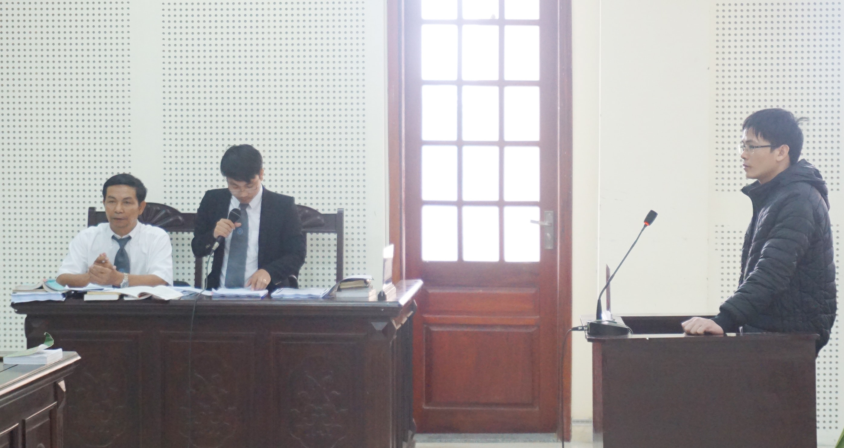 Luật sư Ngô Anh Tuấn (đoàn luật sư TP Hà Nội) và luật sư Nguyễn Khả Thành (đoàn luật sư tỉnh Phú Yên) tham gia bào chữa cho bị cáo Ảnh: P.V