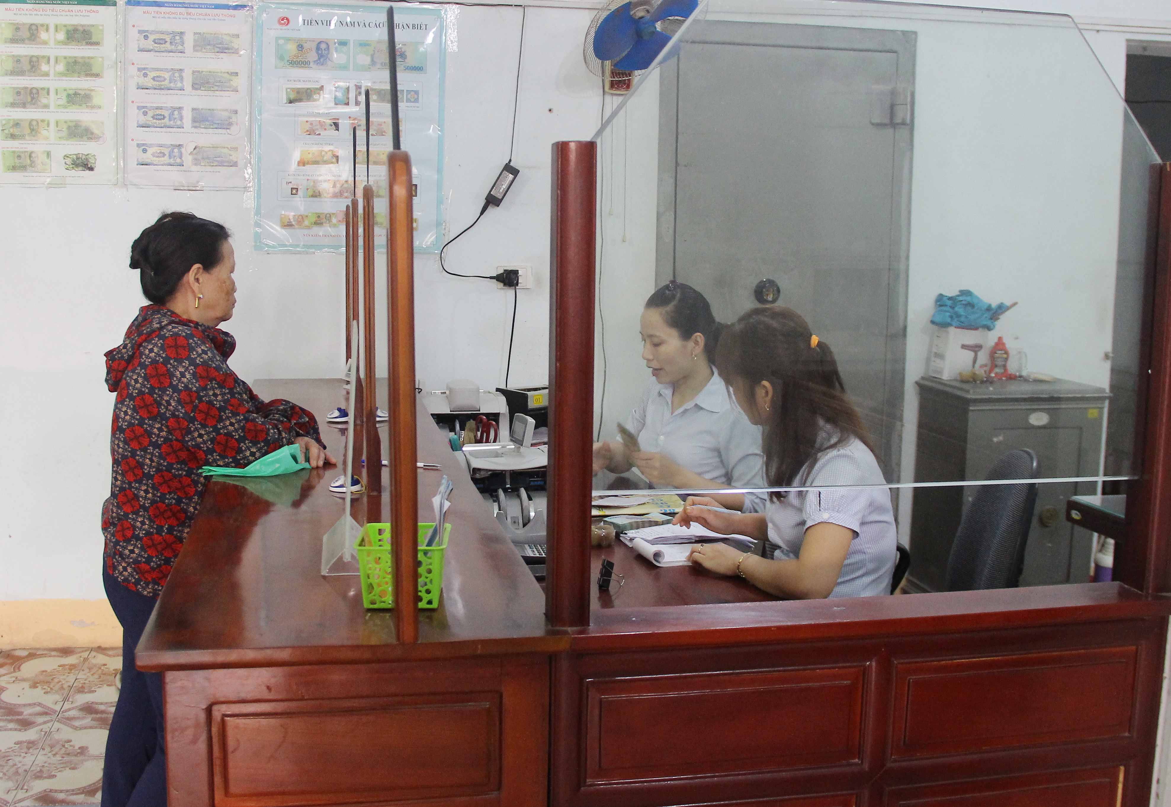Quầy giao dịch tại Quỹ tín dụng nhân dân Diễn Kỷ, huyện Diễn Châu