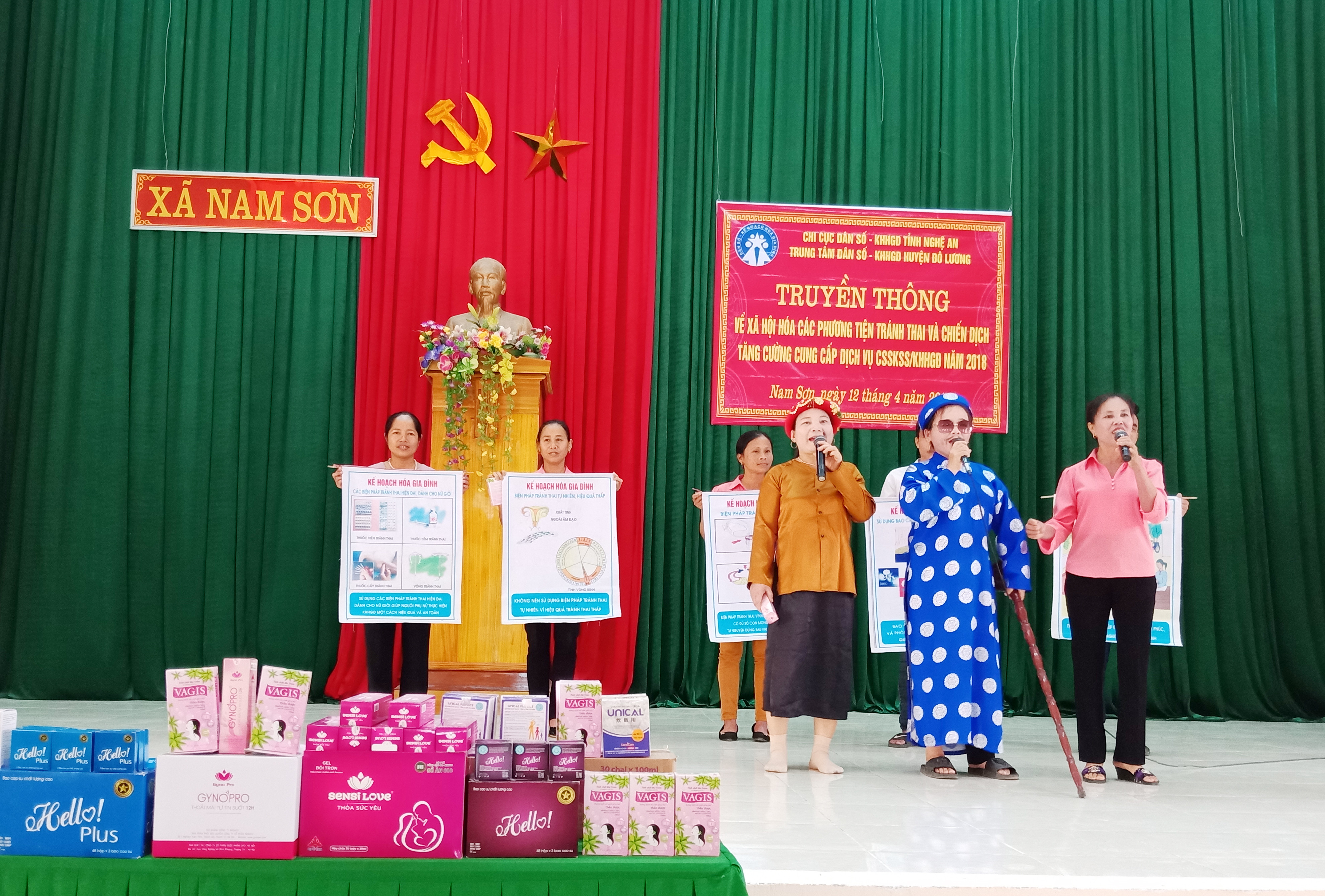 Một tiểu phẩm do đội tuyên truyền dân số xã Nam Sơn - huyện Đô Lương biểu diễn. Ảnh: Hoàng Lan