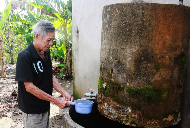 Người dân xã Nghi Thái huyện Nghi Lộc gần chục năm vẫn chưa được sử dụng nước máy mà phải dùng nước giếng khoan, giếng đào. Ảnh tư liệu