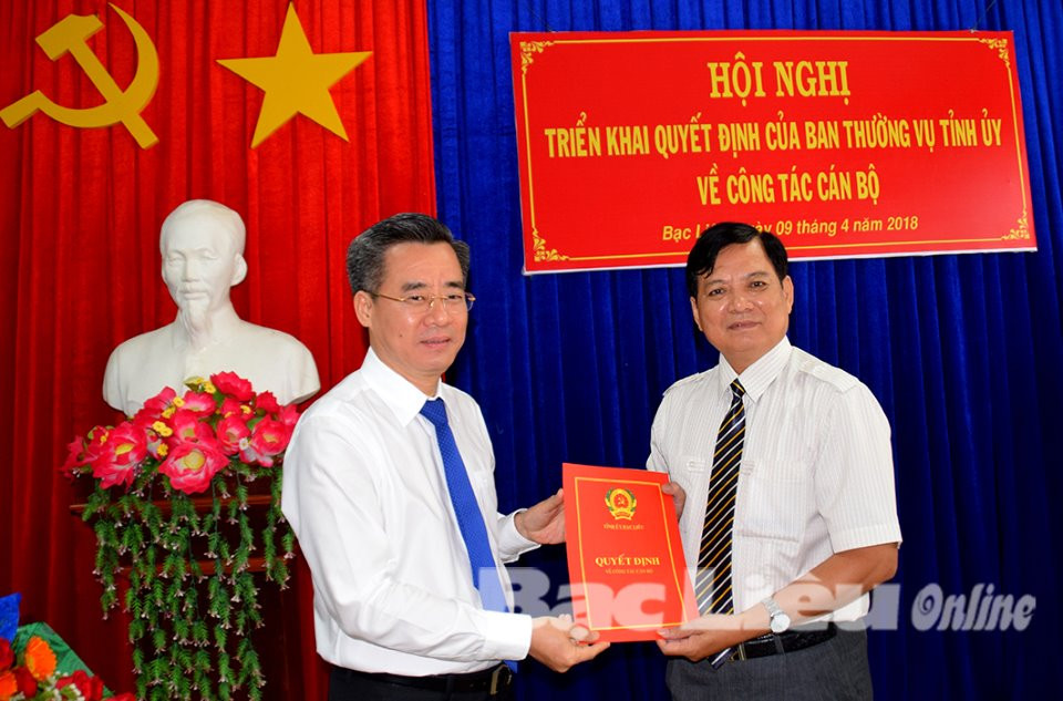 Bí thư Tỉnh ủy Nguyễn Quang Dương trao quyết định cho đồng chí Nguyễn Văn Hòa. Ảnh báo Bạc Liêu