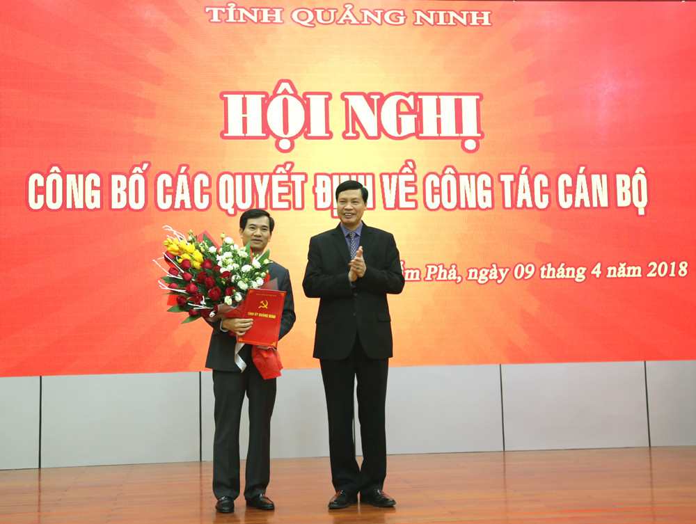 Chủ tịch UBND tỉnh Quảng Ninh Nguyễn Đức Long trao quyết định cho đồng chí Vũ Quyết Tiến. Ảnh báo Quảng Ninh